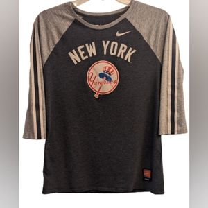 EUC NIKE gray/navyNEW YORK Yankee's graphic two tone 3/4 sleeve baseball tee
